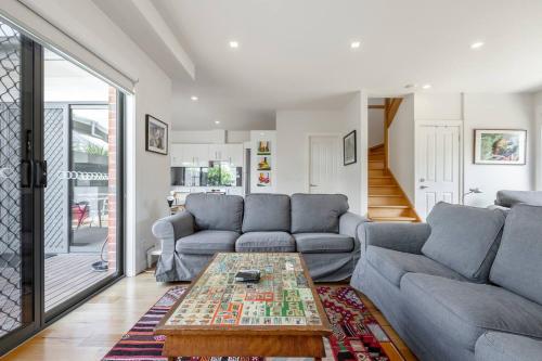 Trendy and Spacious Brunswick Stay with Outdoor Deck — hotel near Melbourne Essendon Airport