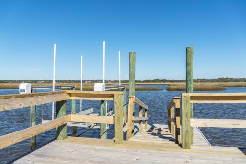 Two Buoys And A Gull by Oak Island Accommodations - photo 32