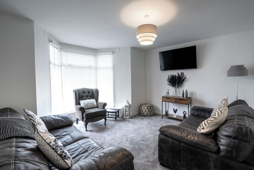 Stadium View 5 bed Retreat Parking in Swansea, United Kingdom