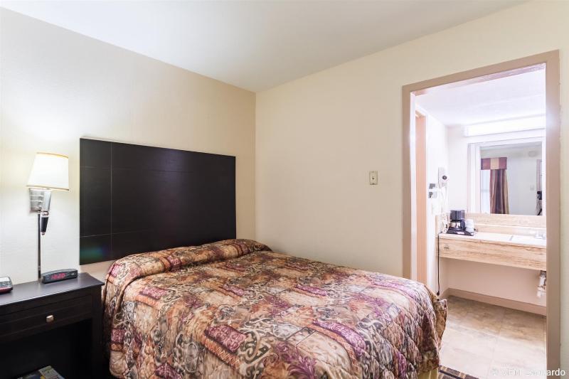 Rodeway Inn University Downtown - photo 8