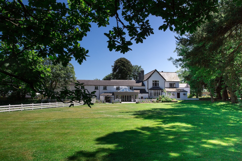Llechwen Hall Hotel — hotel in Pontypridd