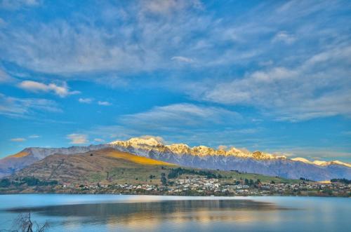 Point View lake and mountain views close to CBD — 4-Star Luxury Hotel in Queenstown, New Zealand