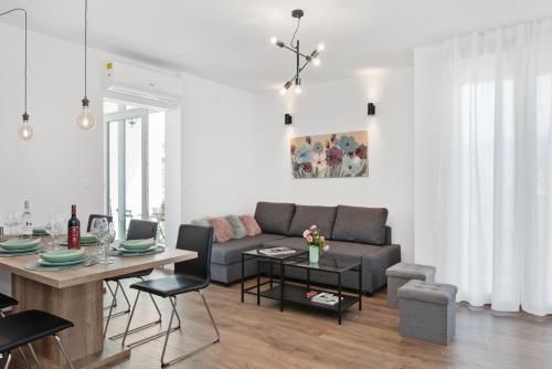 Comfortable 3 Bedroom Apartment with Balcony And Fast Wi Fi 10 Minutes From Old Town — 4-Star Luxury Hotel in Split, Croatia