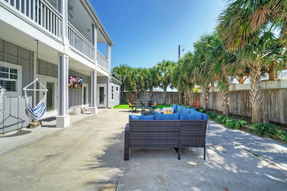16 Palms by Avantstay Luxury Getaway Backyard Oasis Pool & Playscape Access