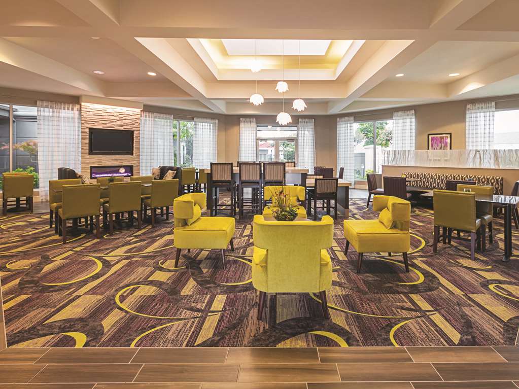 La Quinta Inn & Suites by Wyndham Fort Worth City View - photo 6