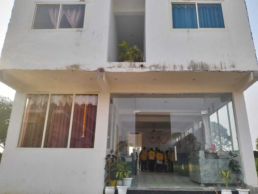 Shri Dham Hotel And Resort - last minute hotel in Ajodhya