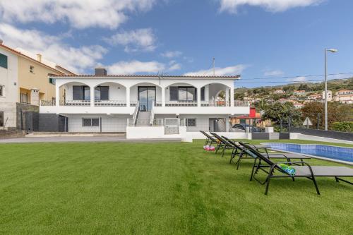 Maylily Seascape Villa — 4-Star Luxury Hotel in Santa Cruz, Portugal