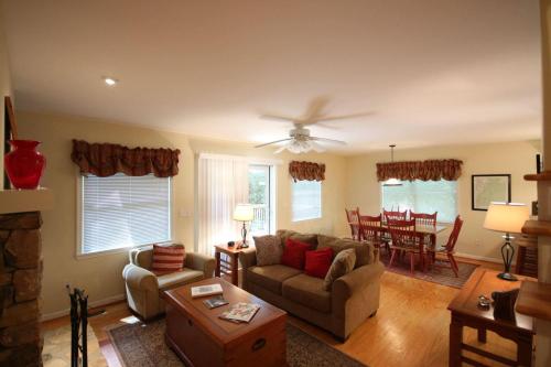 White Squirrel`s Nest in Brevard, United States