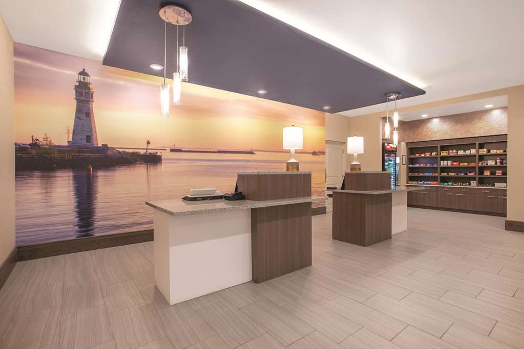 La Quinta Inn & Suites by Wyndham Buffalo Amherst - photo 5