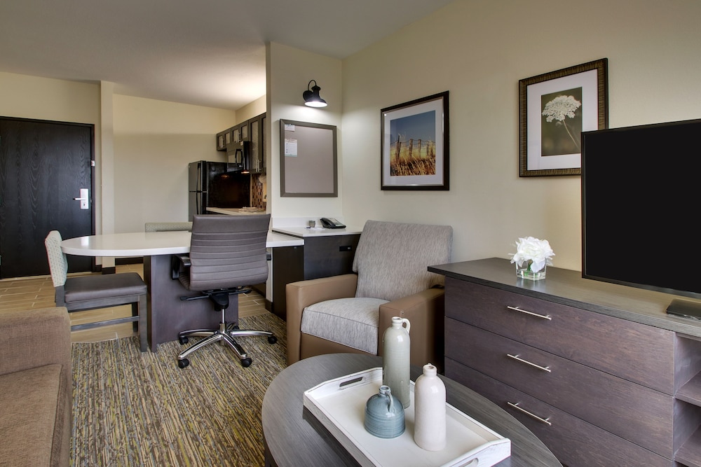 Candlewood Suites Wichita East by IHG - photo 8