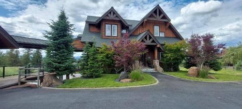 Grand Getaway at Green Bluff - last minute hotel in Colbert