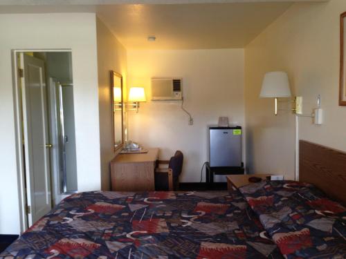 Travelers Inn Motel - photo 9