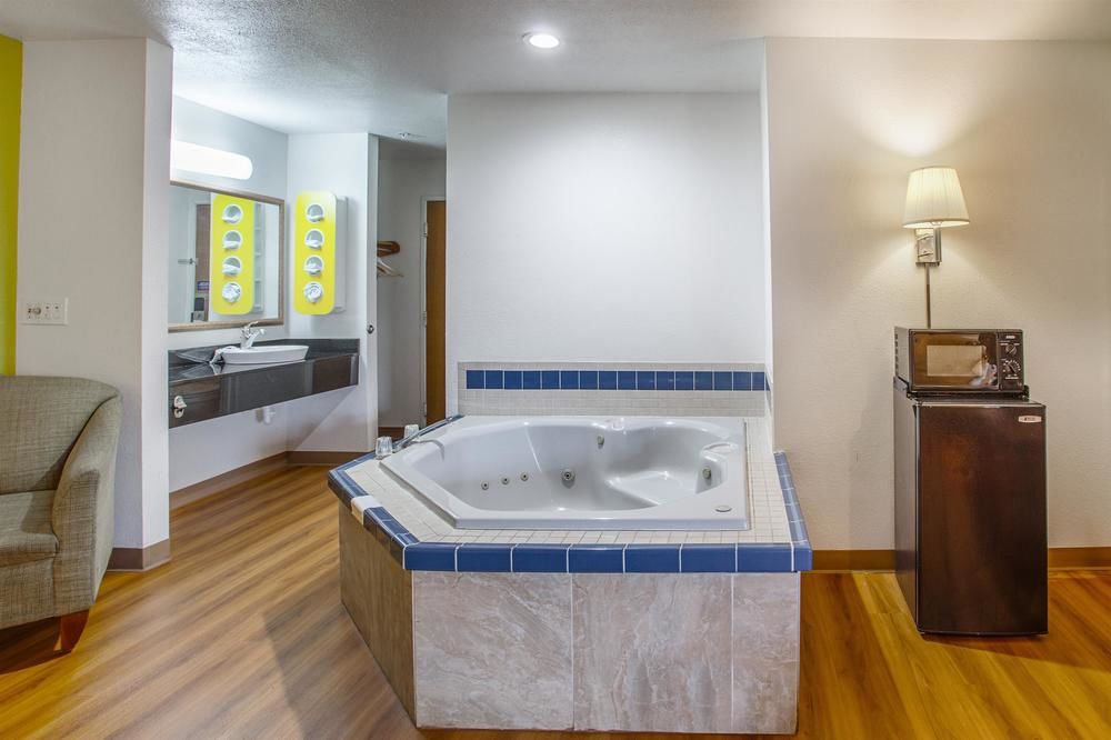 Motel 6 - photo 25