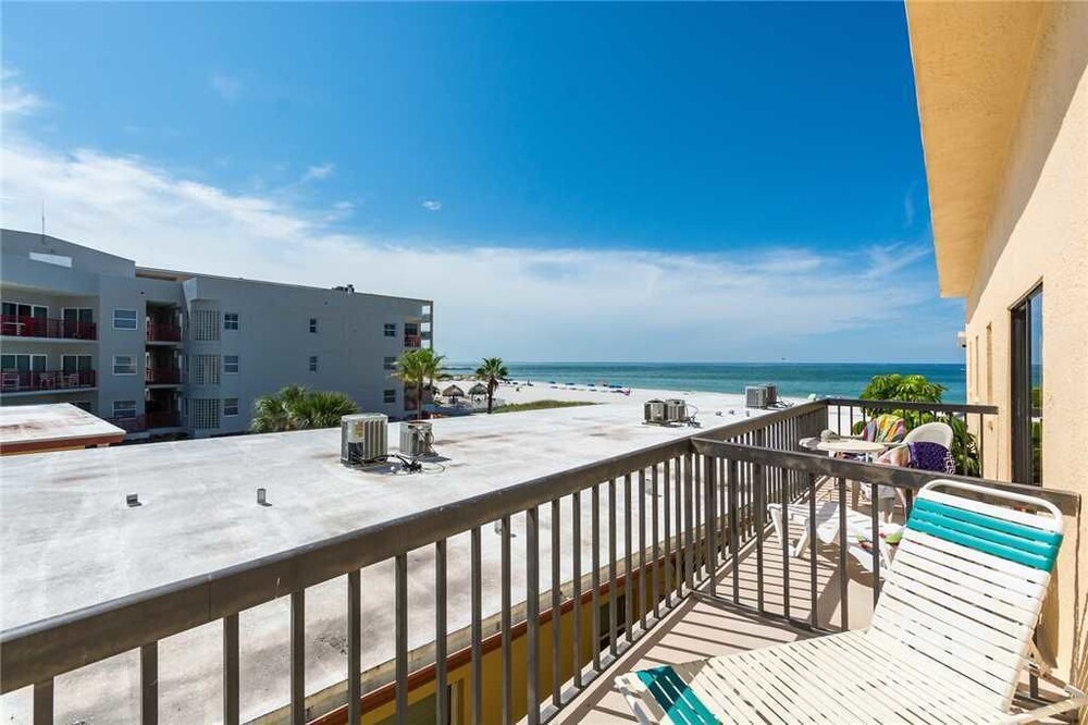 Beach View Balcony 1b 1b King Surf Song #239 — 4-Star Luxury Hotel in Saint Pete Beach, United States
