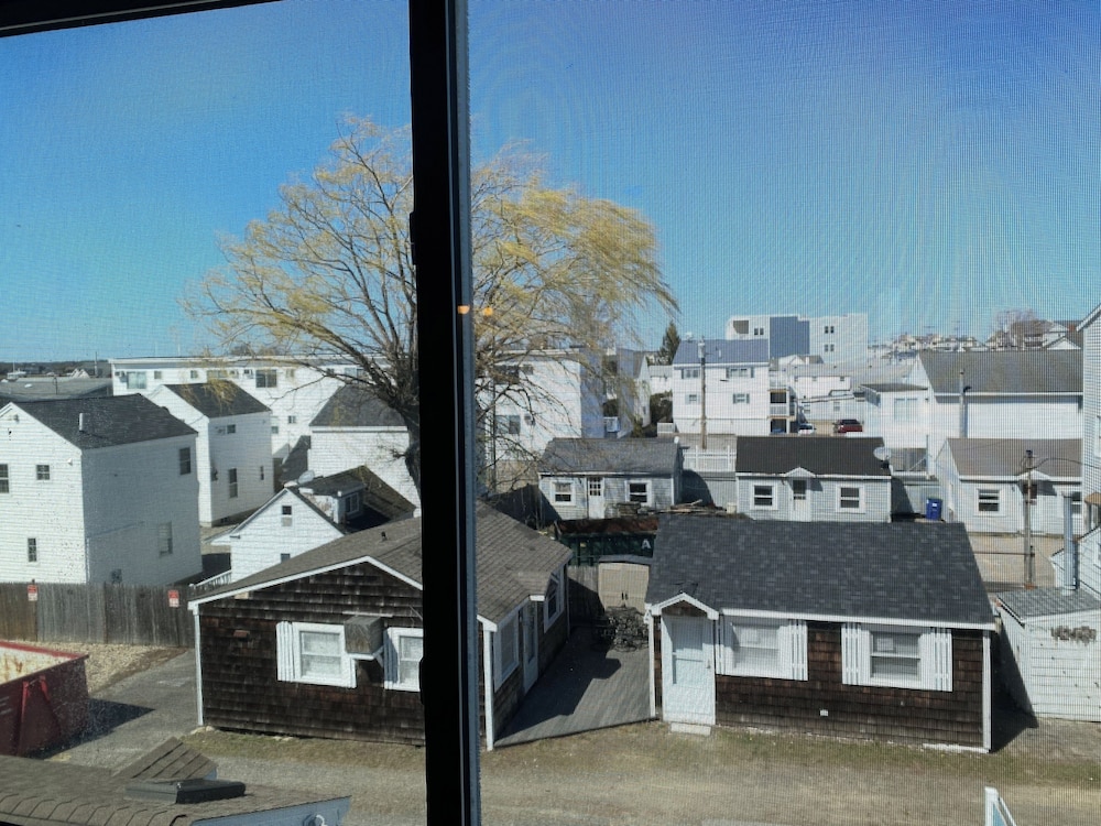Hampton Harbor Motel - photo 17