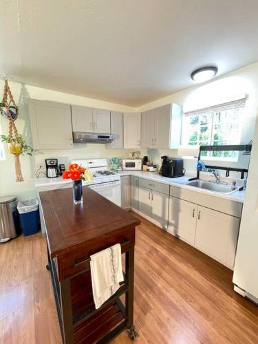 Santa Barbara Serenity Large 1 bedroom Guest Apt. — 4-Star Luxury Hotel in Santa Barbara, United States