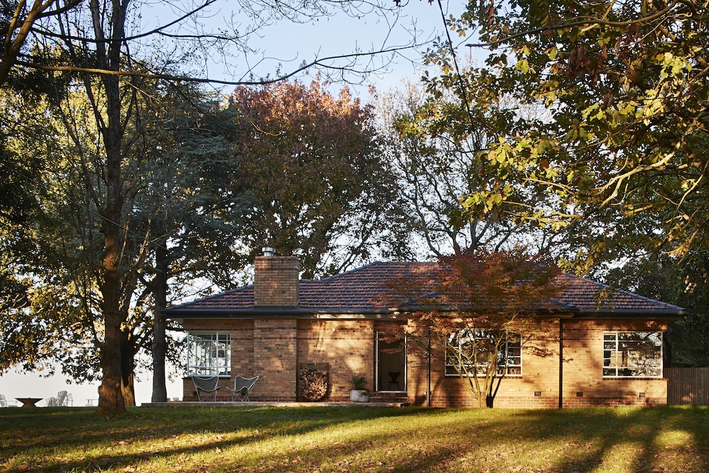 Polperro Farmhouse — 4-Star Luxury Hotel in Red Hill, Australia