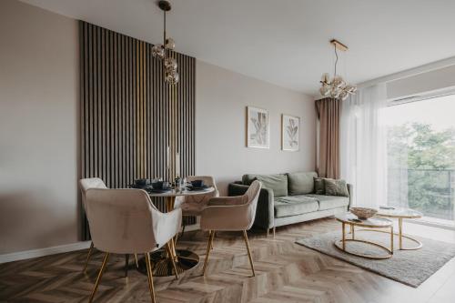 Balcony & Parking Modern Elegant Apartment Near Tram — 4-Star Luxury Hotel in Wroclaw, Poland