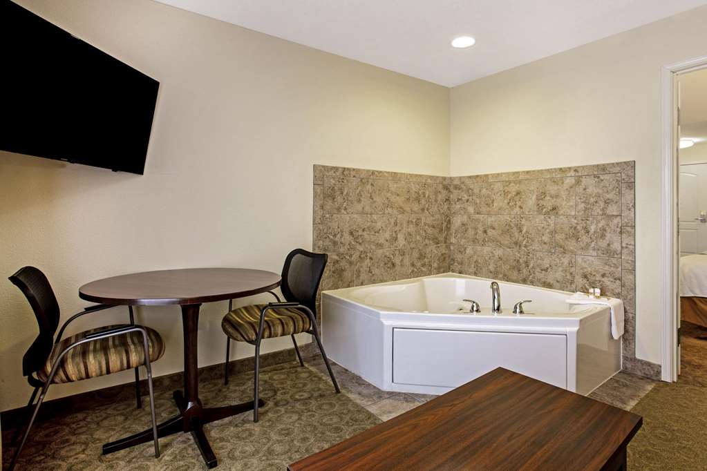 La Quinta Inn & Suites by Wyndham Bismarck - photo 32