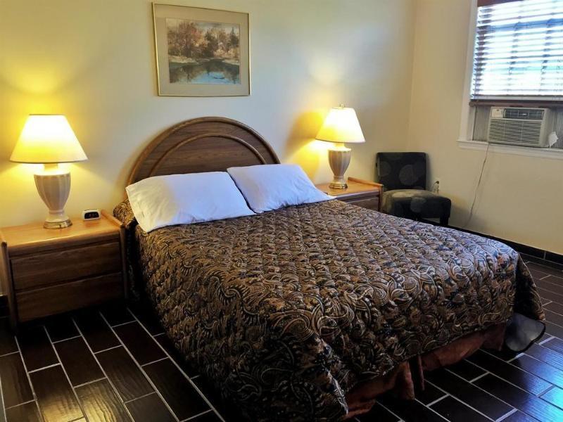Budget Host East End Hotel in Riverhead - photo 6