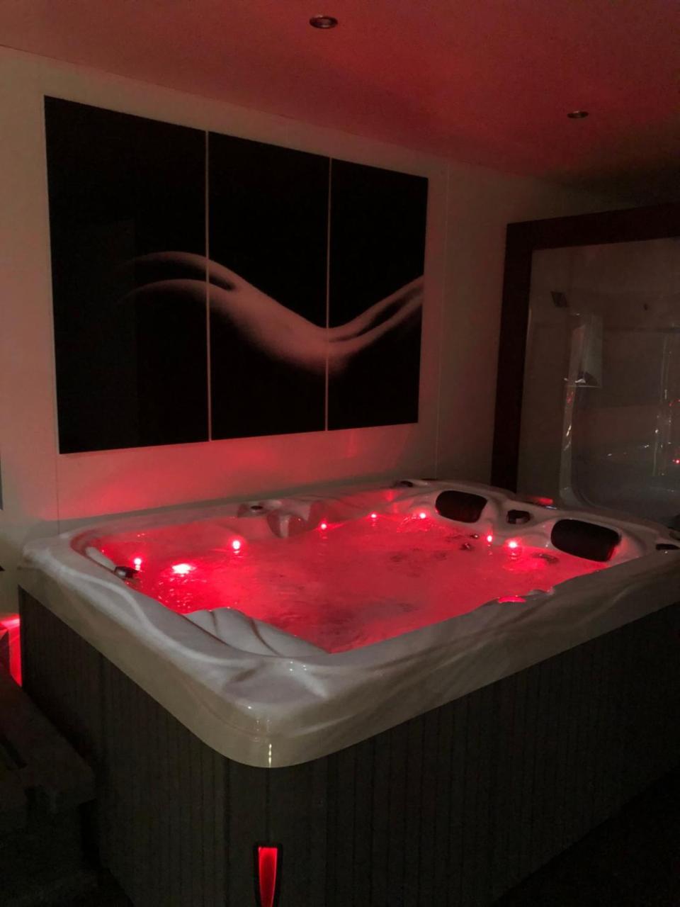 Spabyelleetlui SPA Rouge Ou Bleu — hotel in Mouscron