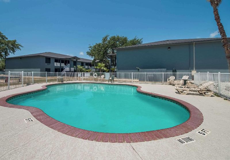 Econo Lodge Inn & Suites Fulton Rockport - photo 82