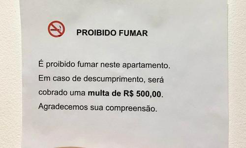 Apto moderno na rua da Feira de Artesanato in Praia Grande, Brasil