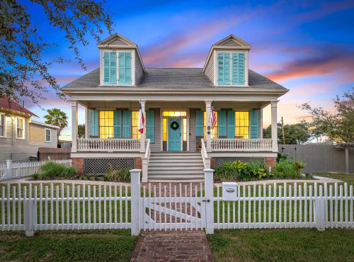 Historic 1871 Coastal Breeze with Heated Pool Restoring Galveston — 4-Star Luxury Hotel in Galveston, United States