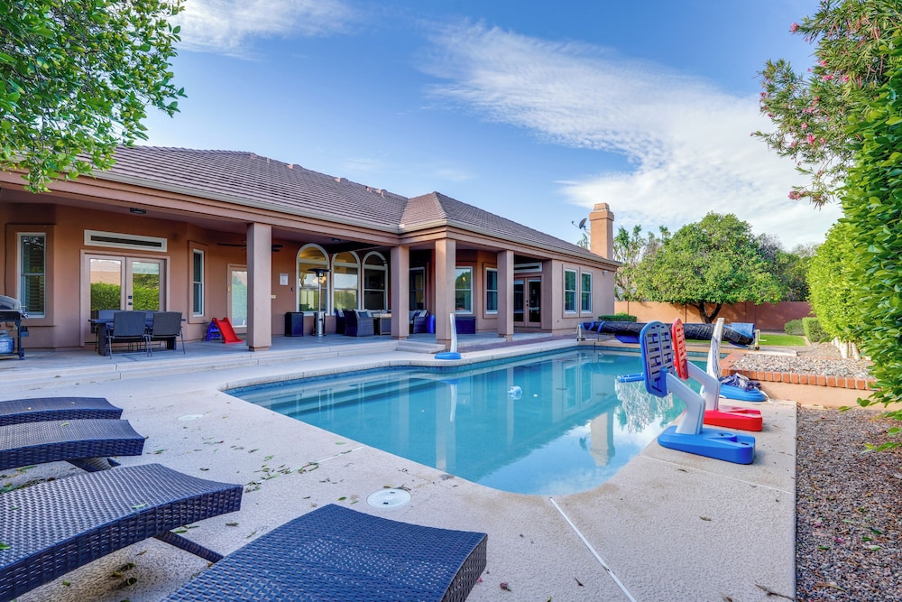 Pool Table Putting Green Luxury Oasis in Mesa — 4-Star Luxury Hotel in Mesa, United States