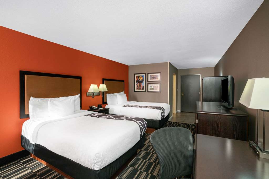 La Quinta Inn & Suites by Wyndham Memphis Airport Graceland - photo 29