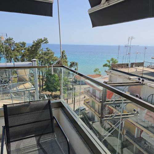 Amasing Sea View Apartment — 4-Star Luxury Hotel in Nea Kallikrateia, Greece
