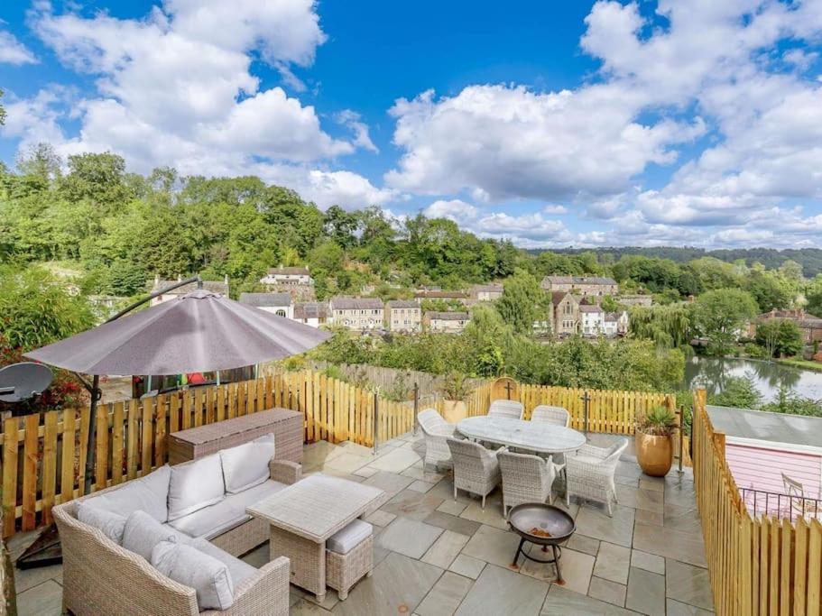 Dawns House Cromford Peak District Hot Tub for 6 Stunning Views — 4-Star Luxury Hotel in Cromford, United Kingdom