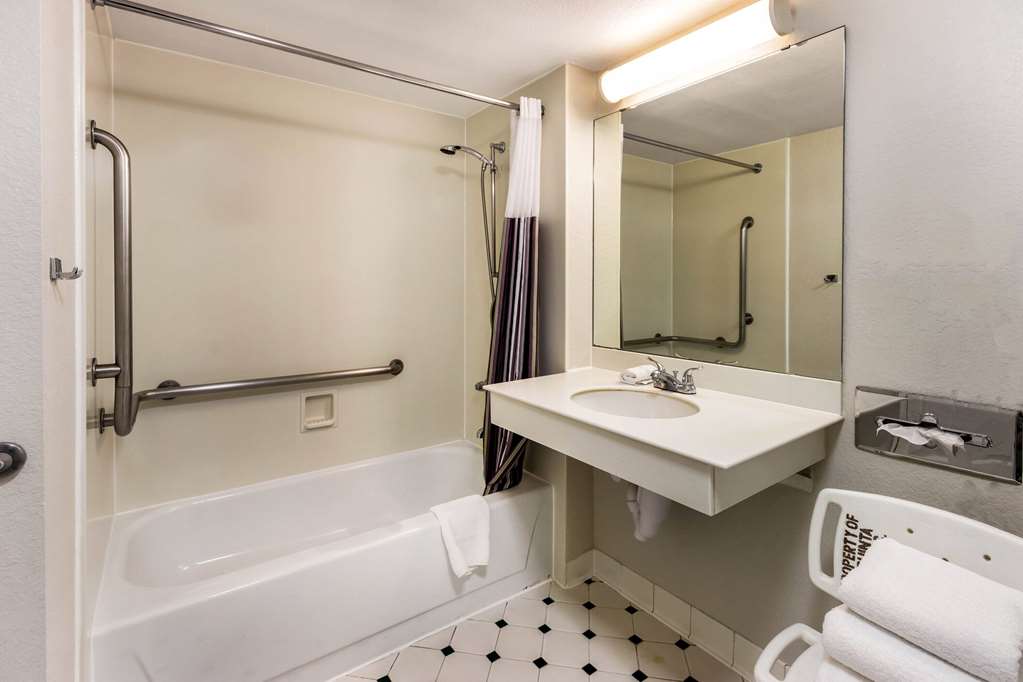 La Quinta Inn by Wyndham Albuquerque Northeast - photo 18