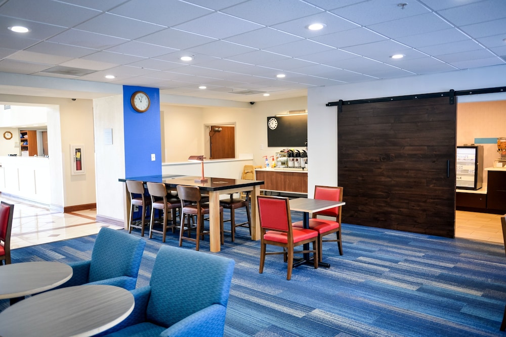 Holiday Inn Express Prince Frederick by IHG - photo 23