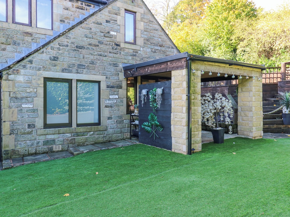 Moor Cottage — 4-Star Luxury Hotel in Oldham, United Kingdom