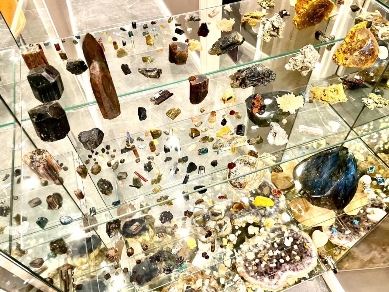 Serviced Beach Penthouse 100k Gemstone display All Ensuite