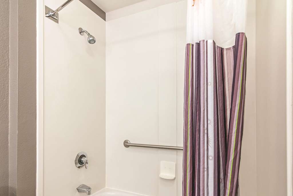 La Quinta Inn & Suites by Wyndham Orlando UCF - photo 16