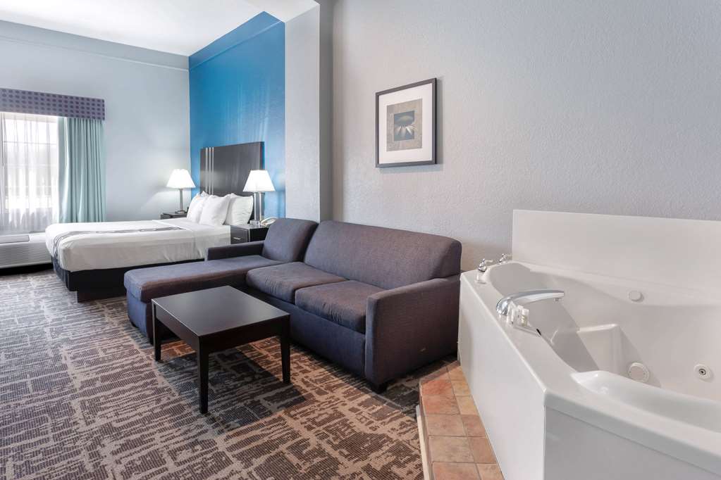 La Quinta Inn & Suites by Wyndham Kerrville - photo 28