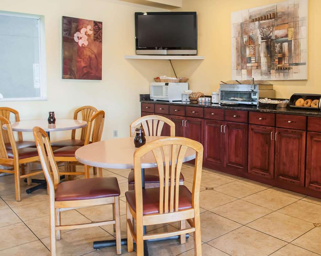 Econo Lodge Albuquerque Old Town - photo 23