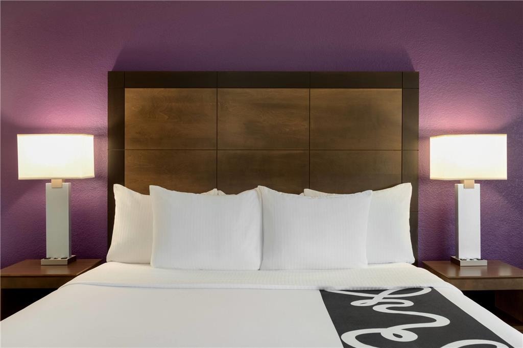 La Quinta Inn & Suites by Wyndham Arlington North 6 Flags Dr - photo 19