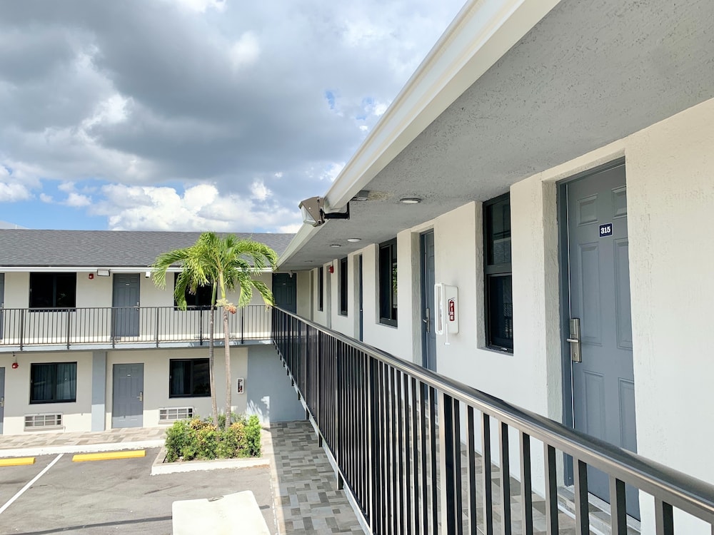 Hialeah Airport Motel - photo 12