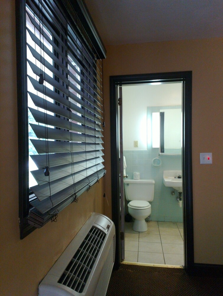 Colonial Inn Motel - photo 15