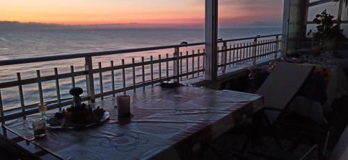 Sunset Room At Front Beach Habitacion En La Playa En Piso Compartido - carbon neutral hotel in Unknown City