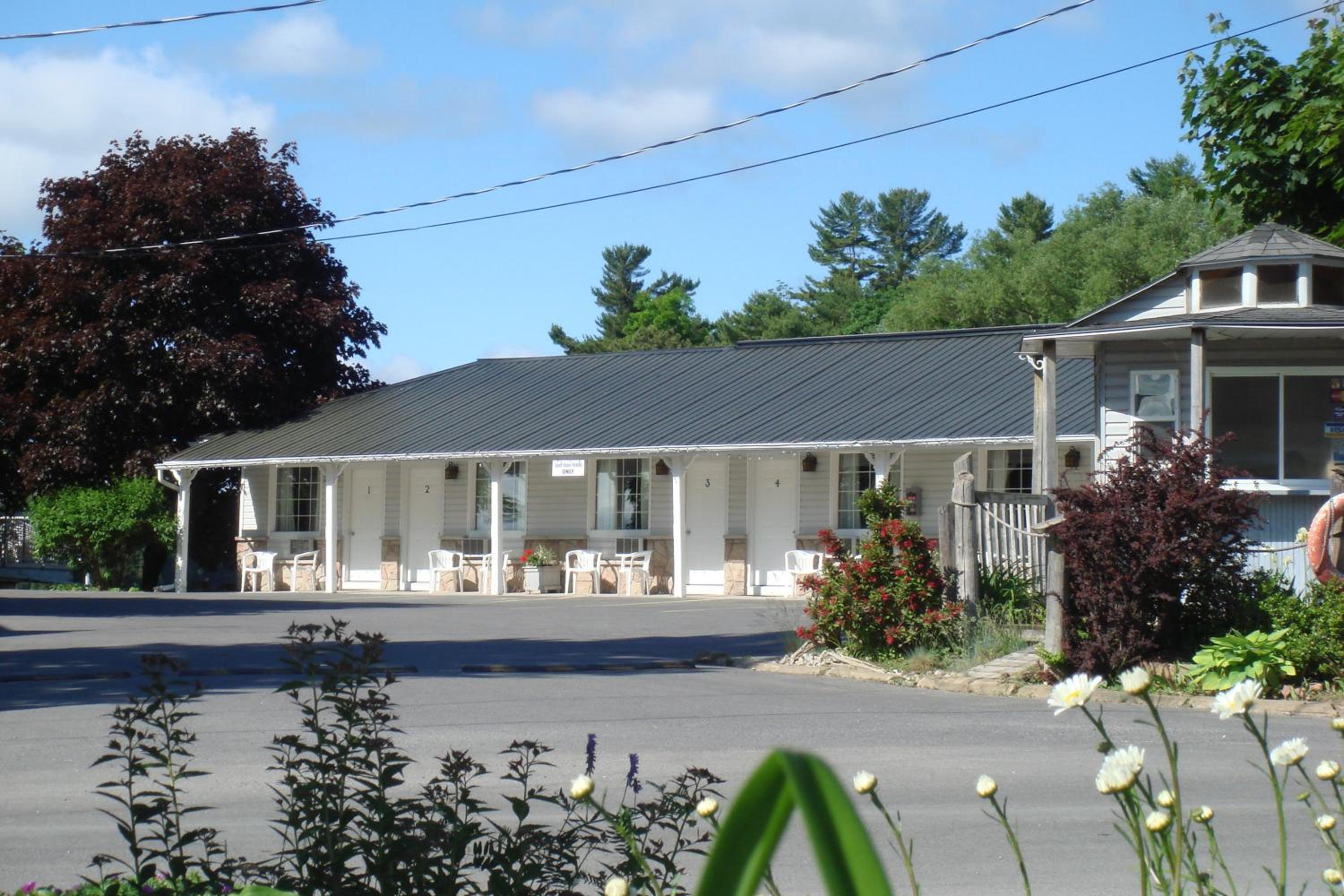 Boathouse Country Inn — Gananoque