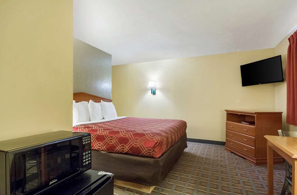 Econo Lodge Lansing Leavenworth - photo 16