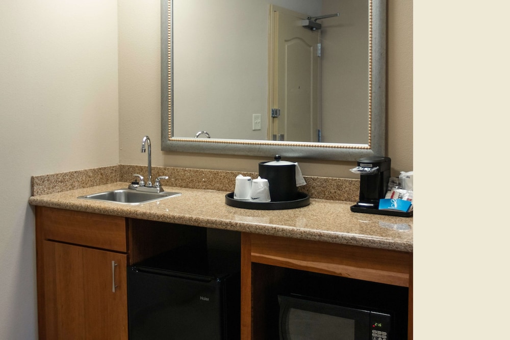 Hampton Inn Gloucester - photo 14