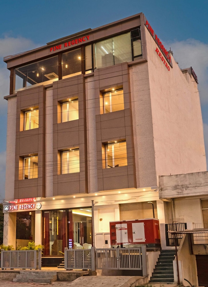 Pine Regency Aravali's Peak view - last minute hotel in Udaipur