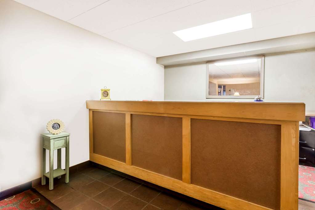 Days Inn by Wyndham Cedar Falls University Plaza - photo 2