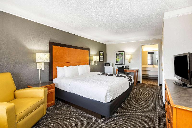 Travelodge by Wyndham El Paso Airport - photo 15