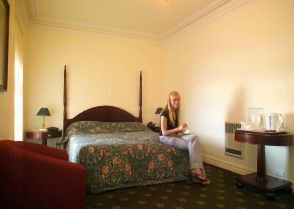 Lucas Hotel — hotel near Devonport Airport